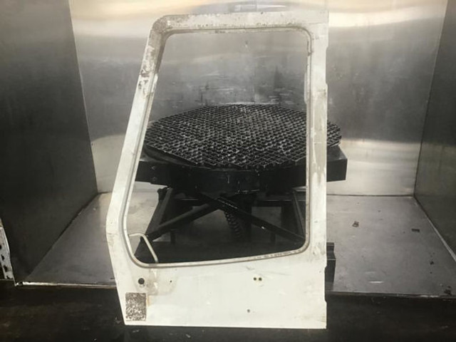 Liebherr Cabin Door - Дверь и запчасти: фото 1 Liebherr Cabin Door - Дверь и запчасти: фото 1