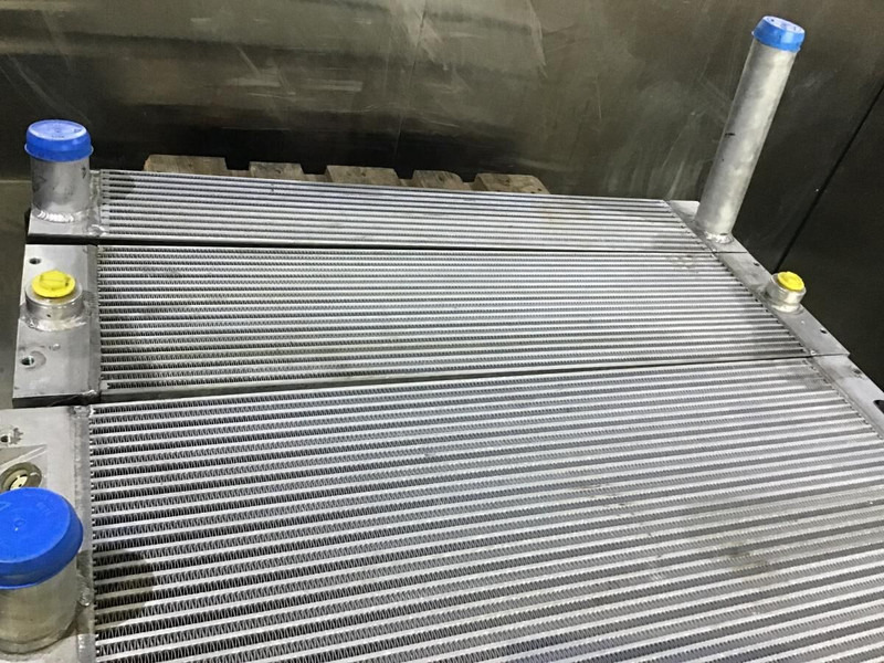 Liebherr Oil Cooler - Масляный радиатор: фото 2 Liebherr Oil Cooler - Масляный радиатор: фото 2