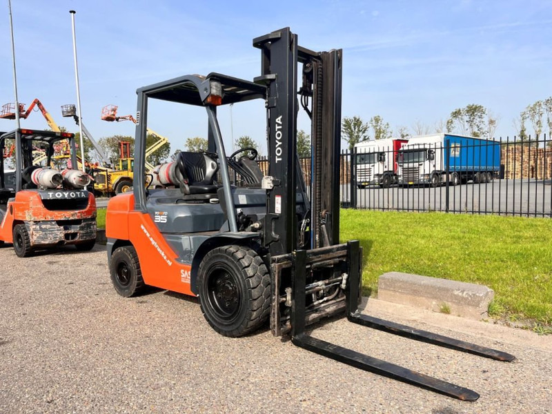 Toyota 02- 8FGJF35 - Газовый погрузчик: фото 3 Toyota 02- 8FGJF35 - Газовый погрузчик: фото 3