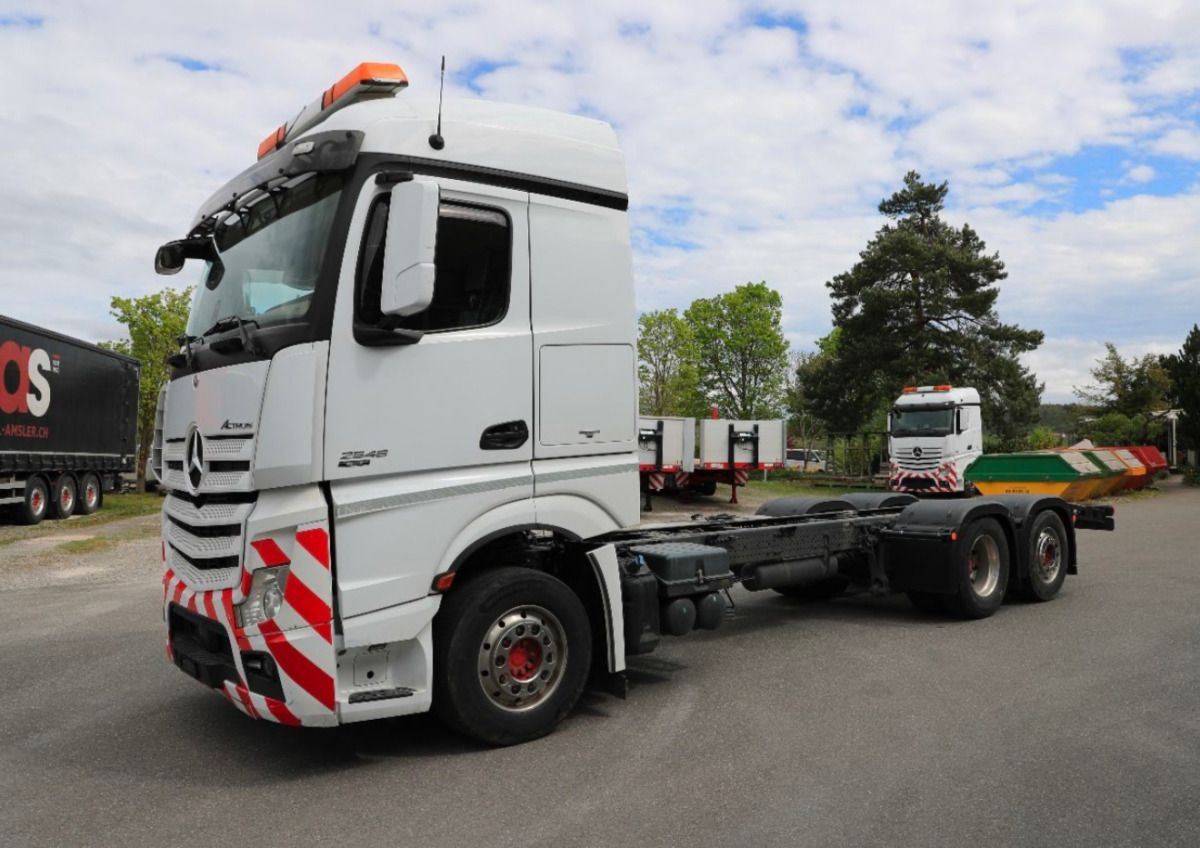 MERCEDES Actros 2548 6x2 - Грузовик-шасси: фото 1 MERCEDES Actros 2548 6x2 - Грузовик-шасси: фото 1