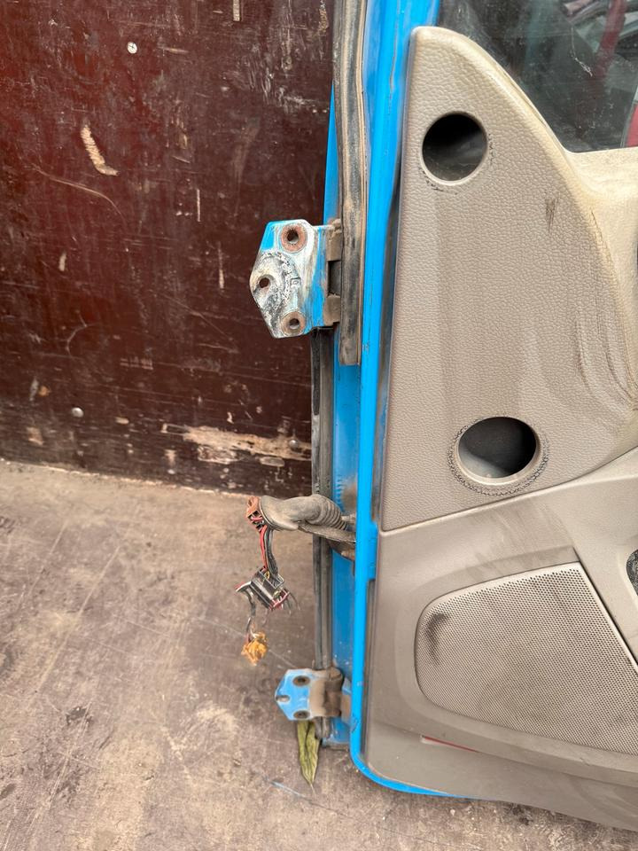 DAF XF 105,460 Beifahrertür Blau Spiegel Innenverkleidung LN 48 - Дверь и запчасти для Грузовиков: фото 4 DAF XF 105,460 Beifahrertür Blau Spiegel Innenverkleidung LN 48 - Дверь и запчасти для Грузовиков: фото 4