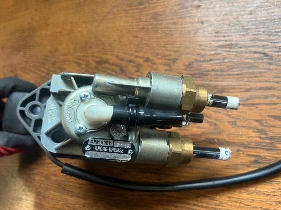 IVECO Stralis KNORR-BREMSE Bremsventil Handbremsventil DPM90EY - Тормозной клапан для Грузовиков: фото 2 IVECO Stralis KNORR-BREMSE Bremsventil Handbremsventil DPM90EY - Тормозной клапан для Грузовиков: фото 2