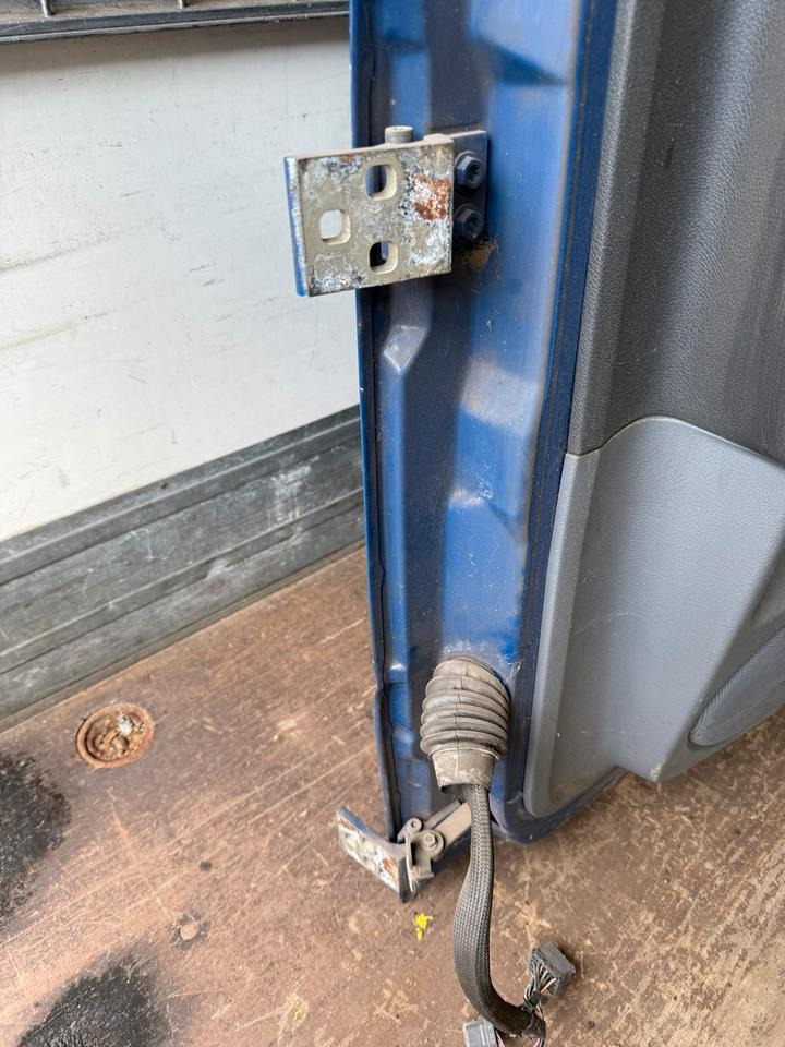 Mercedes Atego 2 Beifahrertür Blau Spiegel Innenverkleidung LN 68 - Дверь и запчасти для Грузовиков: фото 4 Mercedes Atego 2 Beifahrertür Blau Spiegel Innenverkleidung LN 68 - Дверь и запчасти для Грузовиков: фото 4