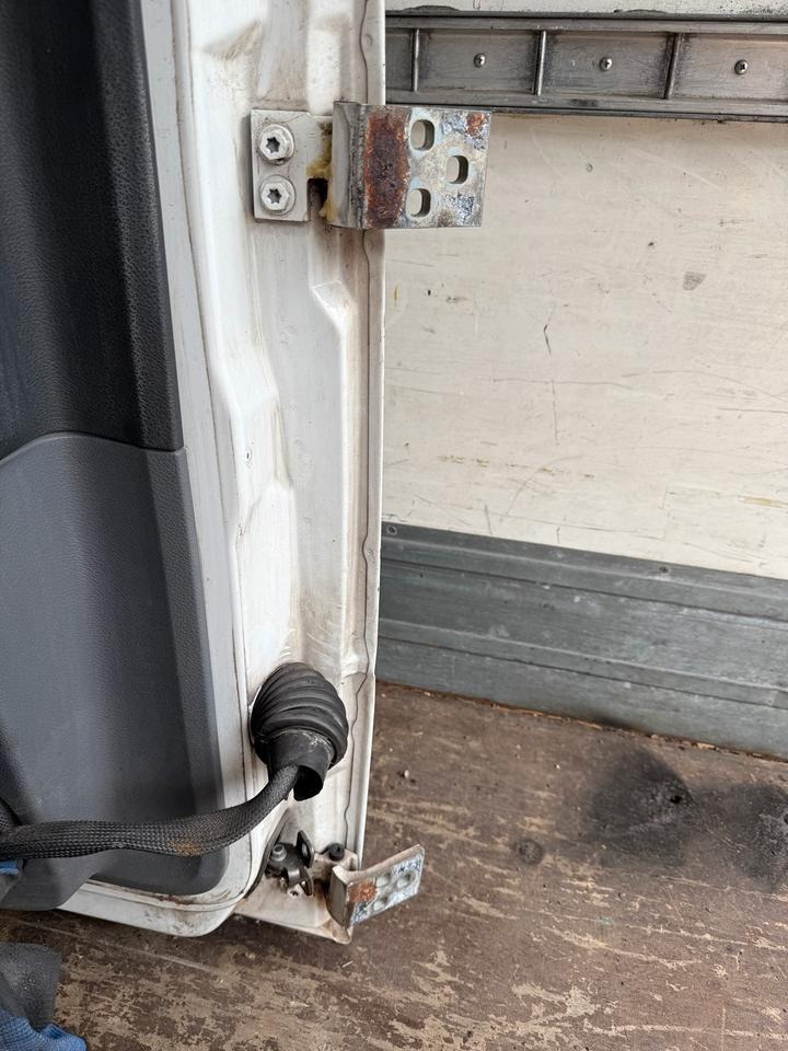 Mercedes Atego 2 Fahrertür Weiße Spiegel Innenverkleidung LN 72 - Дверь и запчасти для Грузовиков: фото 3 Mercedes Atego 2 Fahrertür Weiße Spiegel Innenverkleidung LN 72 - Дверь и запчасти для Грузовиков: фото 3