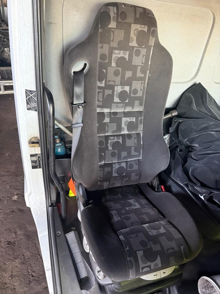 Mercedes Atego 3 Beifahrersitz mit Luft - Сиденье для Грузовиков: фото 1 Mercedes Atego 3 Beifahrersitz mit Luft - Сиденье для Грузовиков: фото 1