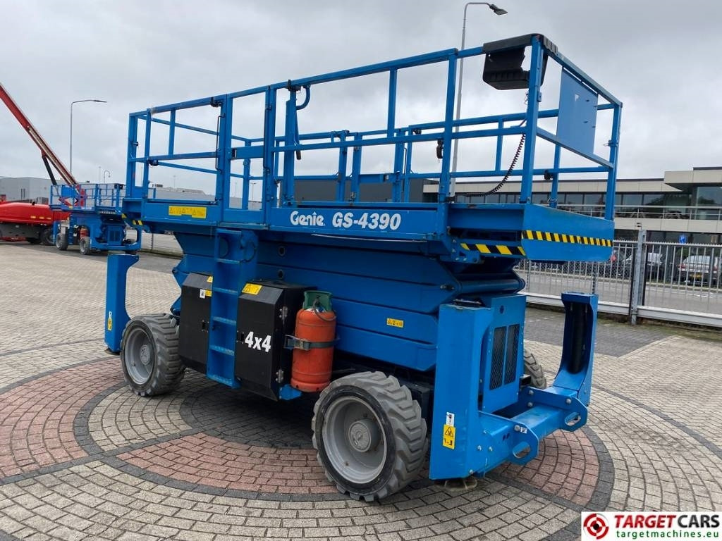 Genie GS-4390 RT LPG 4x4 Scissor Work Lift 1511cm - Ножничный подъемник: фото 2 Genie GS-4390 RT LPG 4x4 Scissor Work Lift 1511cm - Ножничный подъемник: фото 2