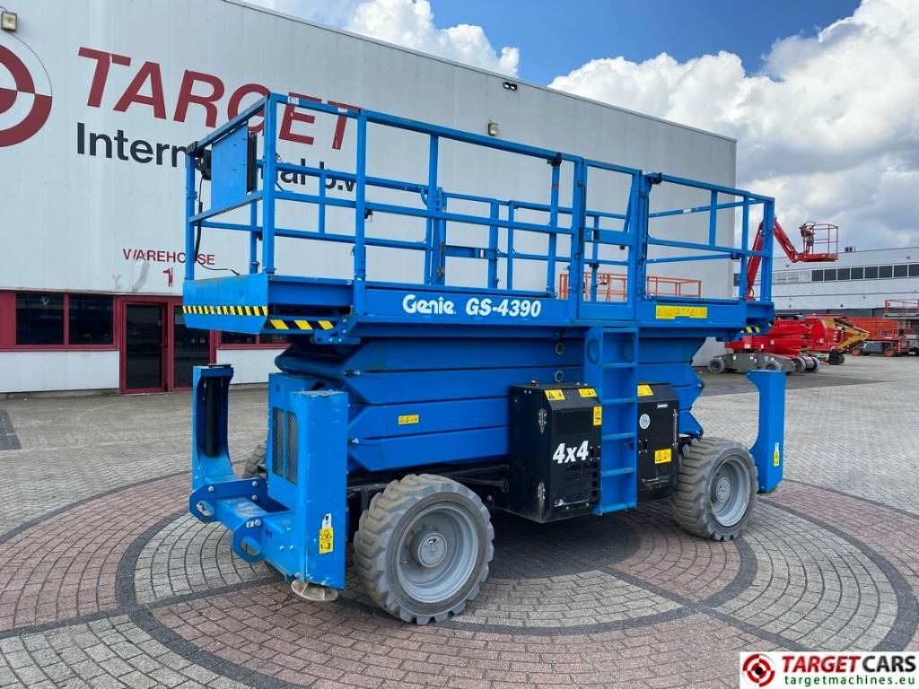 Genie GS-4390 RT LPG 4x4 Scissor Work Lift 1511cm - Ножничный подъемник: фото 1 Genie GS-4390 RT LPG 4x4 Scissor Work Lift 1511cm - Ножничный подъемник: фото 1