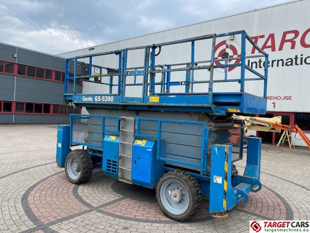 Genie GS-5390RT Diesel 4x4 Scissor Work Lift 1815cm - Ножничный подъемник: фото 4 Genie GS-5390RT Diesel 4x4 Scissor Work Lift 1815cm - Ножничный подъемник: фото 4