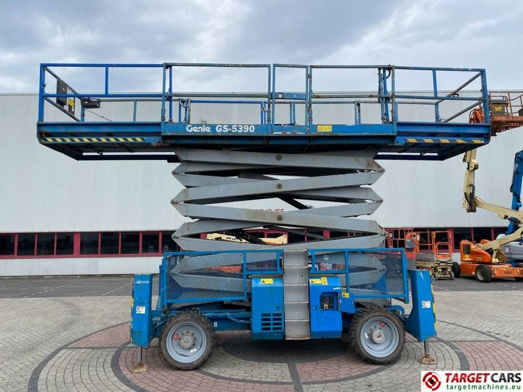 Genie GS-5390RT Diesel 4x4 Scissor Work Lift 1815cm - Ножничный подъемник: фото 5 Genie GS-5390RT Diesel 4x4 Scissor Work Lift 1815cm - Ножничный подъемник: фото 5