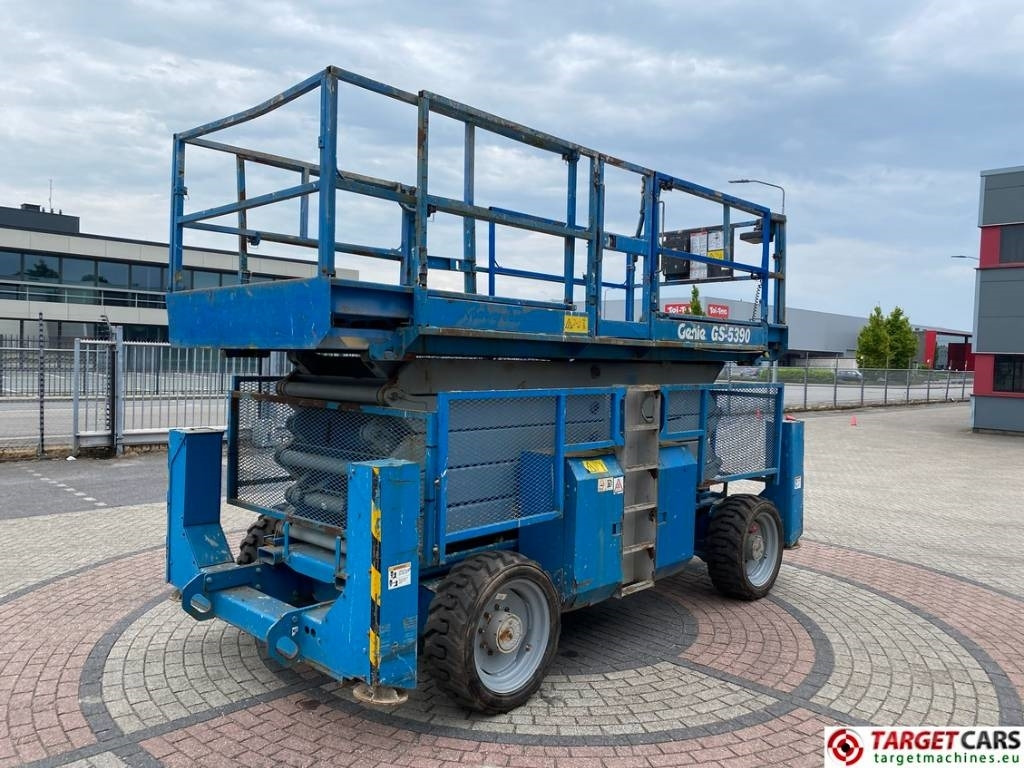 Genie GS-5390RT Diesel 4x4 Scissor Work Lift 1815cm - Ножничный подъемник: фото 3 Genie GS-5390RT Diesel 4x4 Scissor Work Lift 1815cm - Ножничный подъемник: фото 3