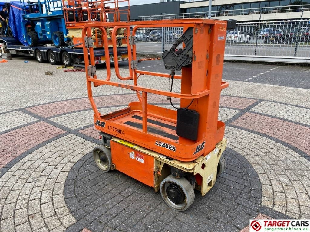 JLG 1230ES Electric Vertical Mast Work Lift 566cm  - Вертикальный мачтовый подъемник: фото 2 JLG 1230ES Electric Vertical Mast Work Lift 566cm  - Вертикальный мачтовый подъемник: фото 2