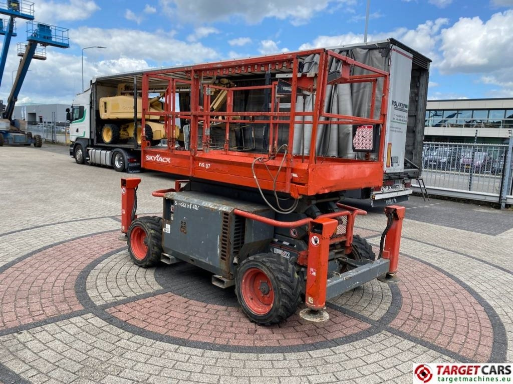 SkyJack SJ6832 RT 6832 Diesel 4x4 Scissor Work Lift 1180cm - Ножничный подъемник: фото 2 SkyJack SJ6832 RT 6832 Diesel 4x4 Scissor Work Lift 1180cm - Ножничный подъемник: фото 2