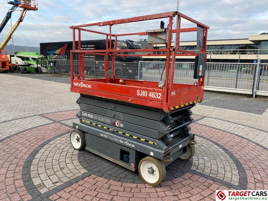 SkyJack SJIII-4632 Electric 4632 Scissor Work Lift 1170cm  - Ножничный подъемник: фото 2 SkyJack SJIII-4632 Electric 4632 Scissor Work Lift 1170cm  - Ножничный подъемник: фото 2