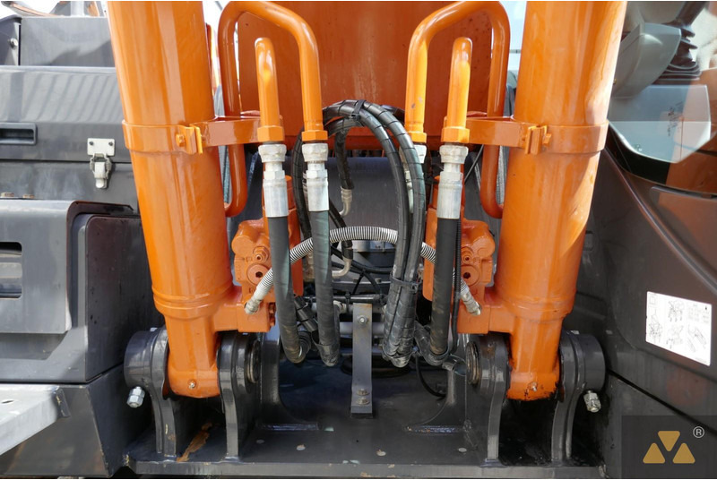 Гусеничный экскаватор Hitachi ZX210LC-6: фото 20 Гусеничный экскаватор Hitachi ZX210LC-6: фото 20