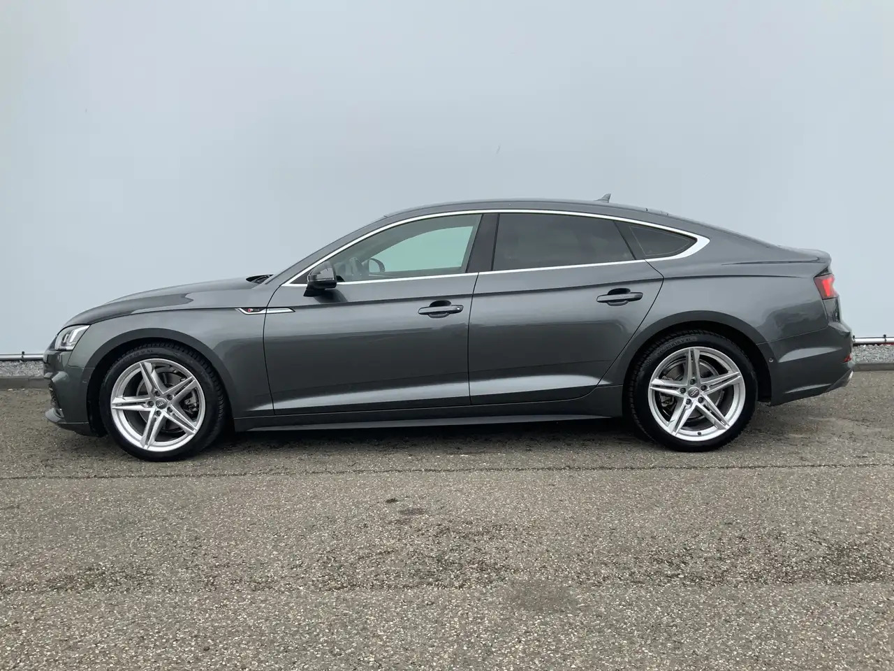 Audi A5 Sportback 2.0 TFSI g-tron Sport 2 x S-line edition - Хэтчбек: фото 3 Audi A5 Sportback 2.0 TFSI g-tron Sport 2 x S-line edition - Хэтчбек: фото 3
