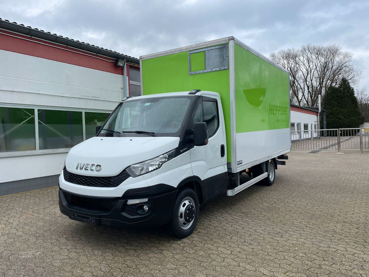 Iveco Daily 35C15 Koffer 4.2m Ladebordwand - Фургон с закрытым кузовом: фото 1 Iveco Daily 35C15 Koffer 4.2m Ladebordwand - Фургон с закрытым кузовом: фото 1