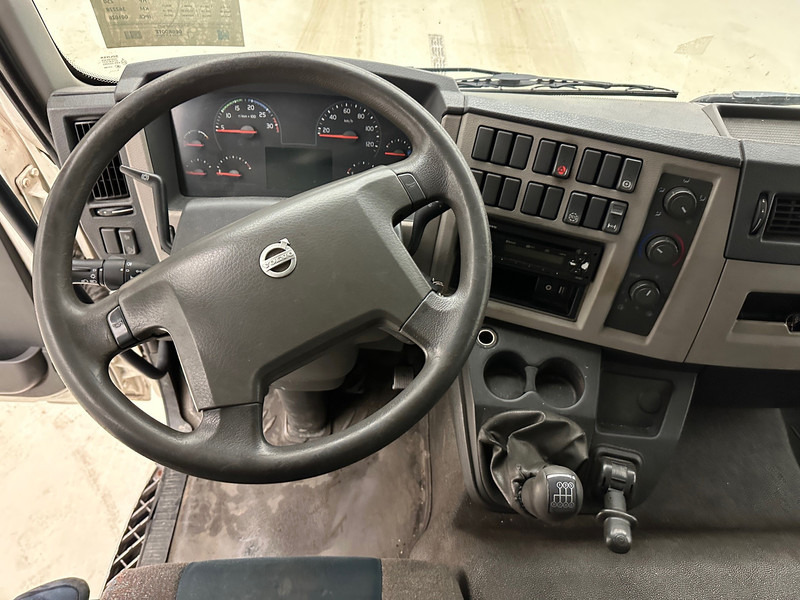 Фото интерьера 2: Тентованный грузовик Volvo FL 250