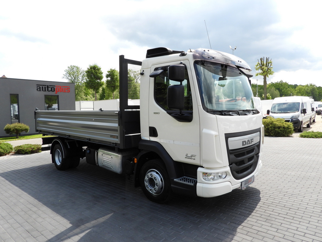 DAF LF 180 THREE-WAY TIPPER CRUISE CONTROL LED LIGHTS AUTOMATIC TRANSMISSION TWIN WHEELS AIR CONDITIONING 180HP - Малотоннажный самосвал: фото 4 DAF LF 180 THREE-WAY TIPPER CRUISE CONTROL LED LIGHTS AUTOMATIC TRANSMISSION TWIN WHEELS AIR CONDITIONING 180HP - Малотоннажный самосвал: фото 4