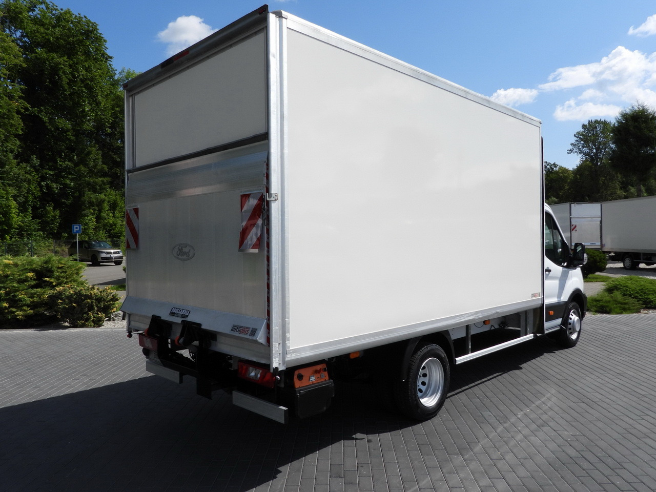 FORD TRANSIT BOX LIFT 8 PALLETS CRUISE CONTROL LED LIGHTS TWIN WHEELS AIR CONDITIONING 130HP - Фургон с закрытым кузовом: фото 3 FORD TRANSIT BOX LIFT 8 PALLETS CRUISE CONTROL LED LIGHTS TWIN WHEELS AIR CONDITIONING 130HP - Фургон с закрытым кузовом: фото 3