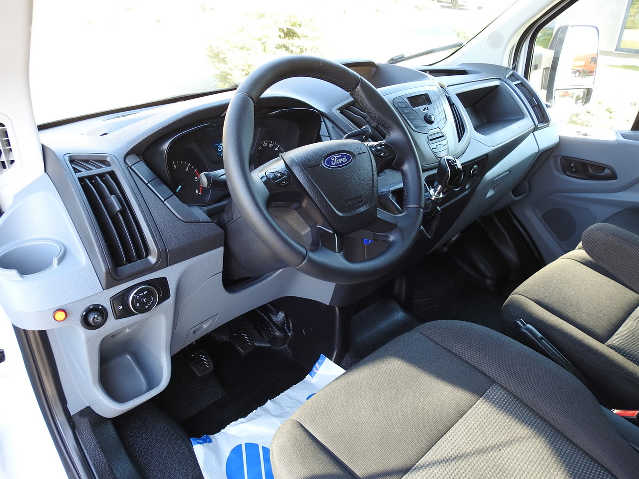 FORD TRANSIT BOX LIFT 8 PALLETS TWIN WHEELS AIR CONDITIONING 130HP - Фургон с закрытым кузовом: фото 2 FORD TRANSIT BOX LIFT 8 PALLETS TWIN WHEELS AIR CONDITIONING 130HP - Фургон с закрытым кузовом: фото 2