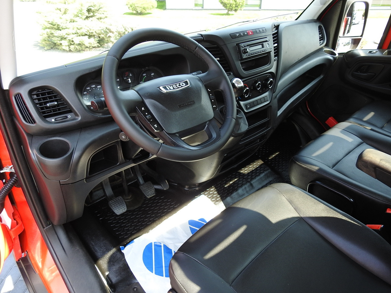 IVECO DAILY 35C13 TIPPER CRUISE CONTROL AIR CONDITIONING TWIN WHEELS 130HP - Малотоннажный самосвал: фото 2 IVECO DAILY 35C13 TIPPER CRUISE CONTROL AIR CONDITIONING TWIN WHEELS 130HP - Малотоннажный самосвал: фото 2