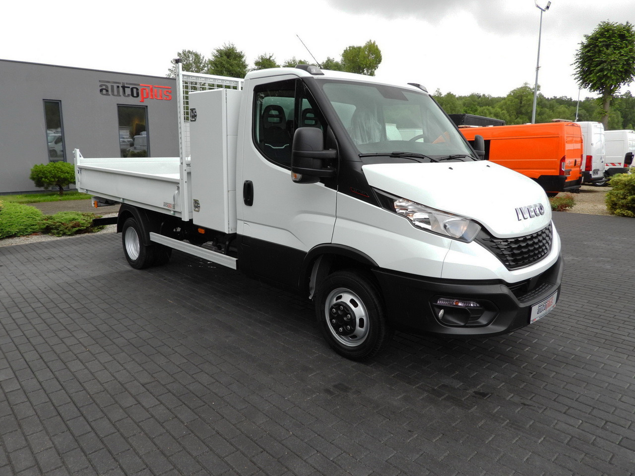IVECO DAILY 35C16 TIPPER CRUISE CONTROL AIR CONDITIONING TWIN WHEELS 160HP - Малотоннажный самосвал: фото 4 IVECO DAILY 35C16 TIPPER CRUISE CONTROL AIR CONDITIONING TWIN WHEELS 160HP - Малотоннажный самосвал: фото 4