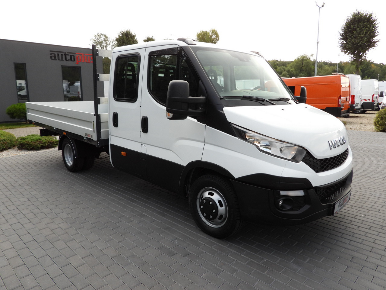 IVECO DAILY 35C17 STAKE BODY DOUBLE CABIN DOKA 7 SEATS CRUISE CONTROL TWIN WHEELS AIR CONDITIONING  170HP - Малотоннажный бортовой грузовик: фото 4 IVECO DAILY 35C17 STAKE BODY DOUBLE CABIN DOKA 7 SEATS CRUISE CONTROL TWIN WHEELS AIR CONDITIONING  170HP - Малотоннажный бортовой грузовик: фото 4
