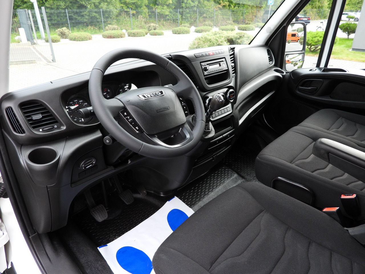 IVECO DAILY 35C17 STAKE BODY DOUBLE CABIN DOKA 7 SEATS CRUISE CONTROL TWIN WHEELS AIR CONDITIONING  170HP - Малотоннажный бортовой грузовик: фото 2 IVECO DAILY 35C17 STAKE BODY DOUBLE CABIN DOKA 7 SEATS CRUISE CONTROL TWIN WHEELS AIR CONDITIONING  170HP - Малотоннажный бортовой грузовик: фото 2