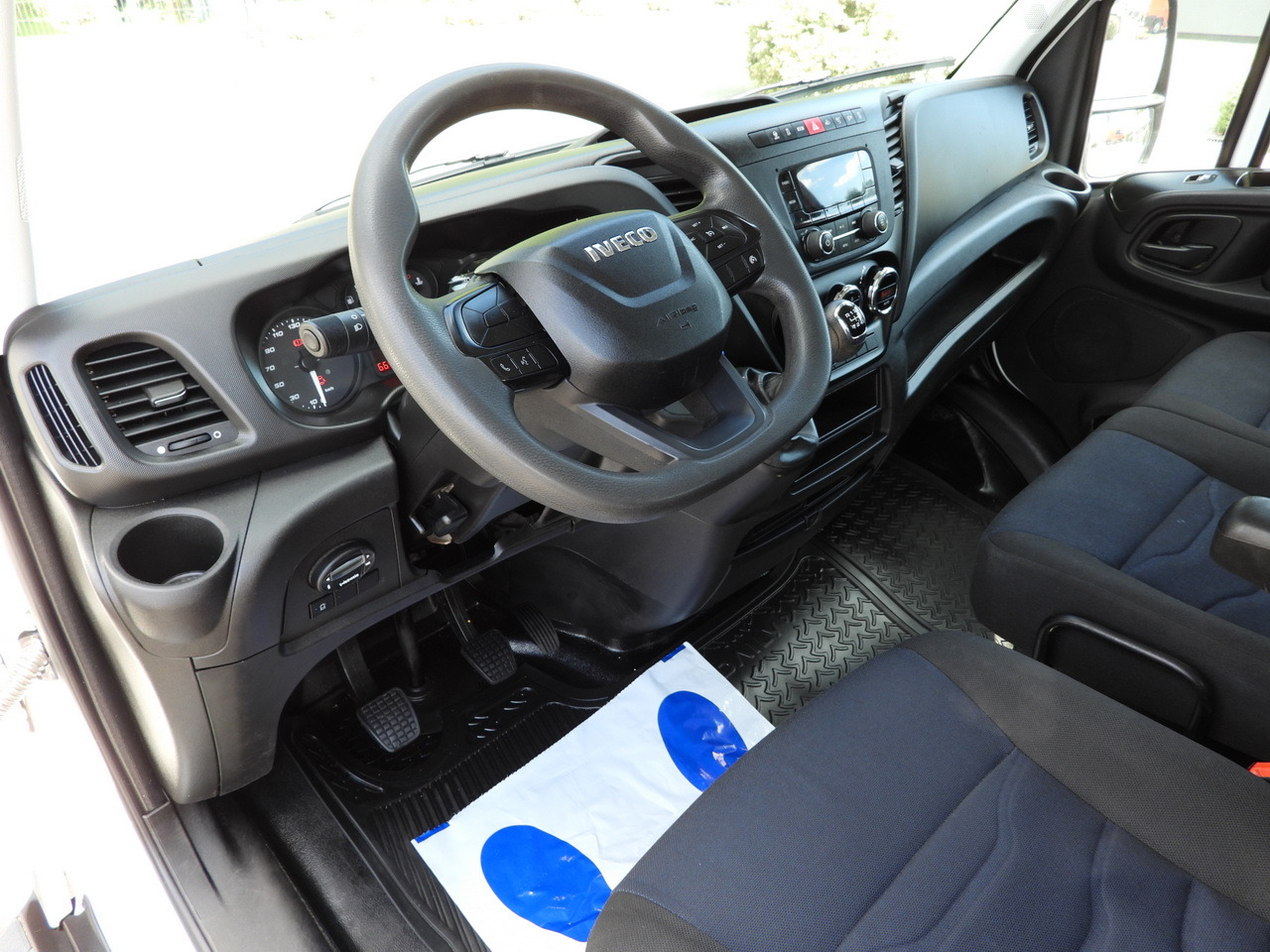 IVECO DAILY 35S14 STAKE BODY DOUBLE CABIN DOKA 7 SEATS CRUISE CONTROL AIR CONDITIONING 135HP - Грузопассажирский фургон: фото 2 IVECO DAILY 35S14 STAKE BODY DOUBLE CABIN DOKA 7 SEATS CRUISE CONTROL AIR CONDITIONING 135HP - Грузопассажирский фургон: фото 2