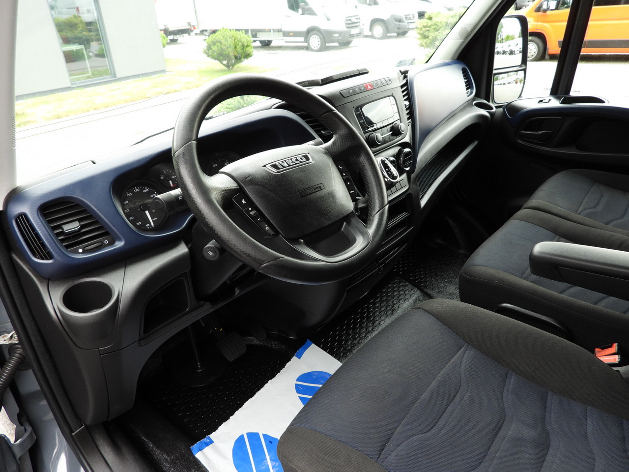 IVECO DAILY 35S18 TARPAULIN 10 PALLETS WEBASTO CRUISE CONTROL PNEUMATICS AUTOMATIC TRANSMISSION HI-MATIC AIR CONDITIONING 180HP - Тентованный фургон: фото 2 IVECO DAILY 35S18 TARPAULIN 10 PALLETS WEBASTO CRUISE CONTROL PNEUMATICS AUTOMATIC TRANSMISSION HI-MATIC AIR CONDITIONING 180HP - Тентованный фургон: фото 2