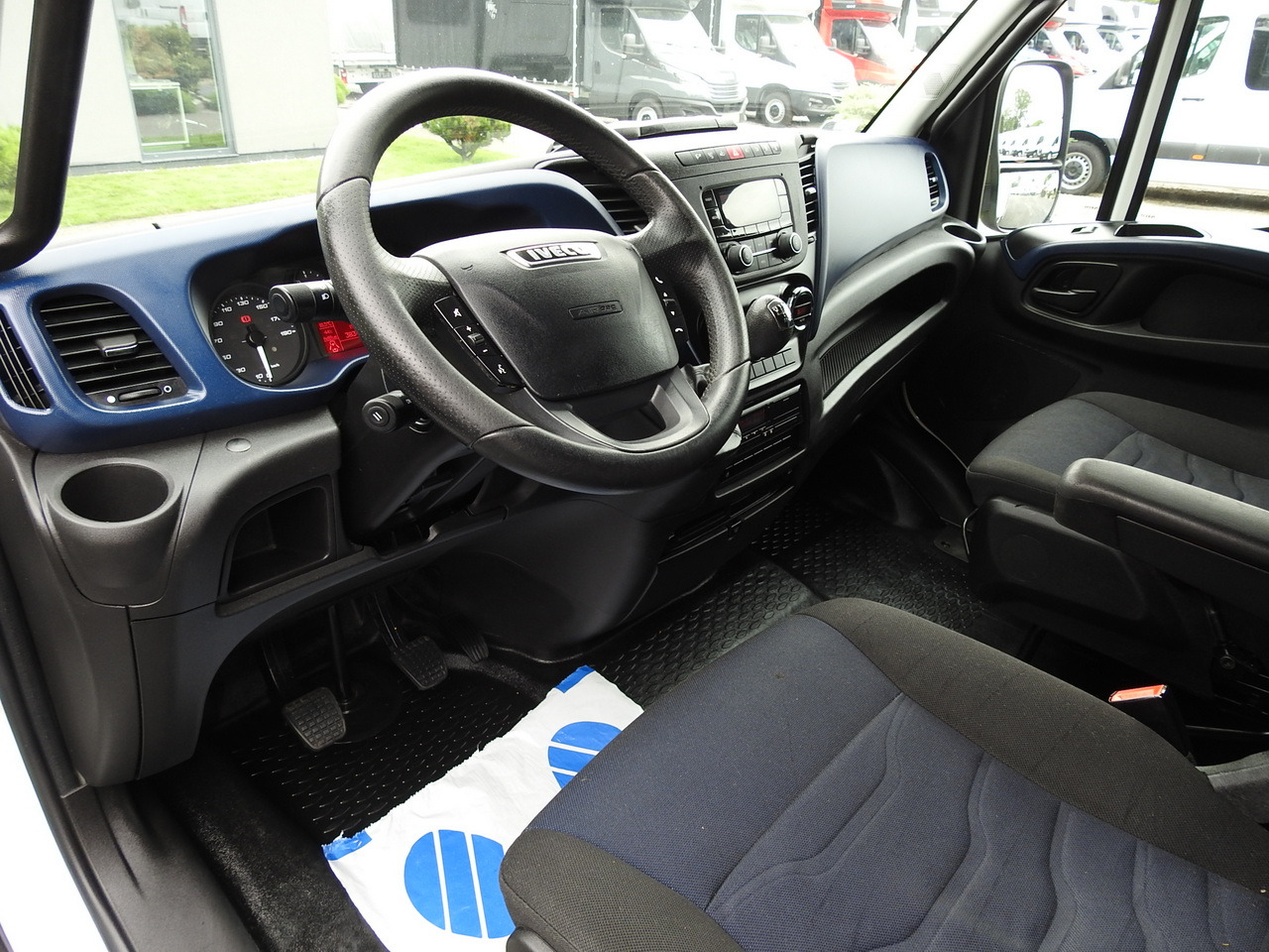 IVECO DAILY 70C18 TARPAULIN LIFT 12 PALLETS WEBASTO CRUISE CONTROL TWIN WHEELS AIR CONDITIONING 180HP - Тентованный фургон: фото 2 IVECO DAILY 70C18 TARPAULIN LIFT 12 PALLETS WEBASTO CRUISE CONTROL TWIN WHEELS AIR CONDITIONING 180HP - Тентованный фургон: фото 2