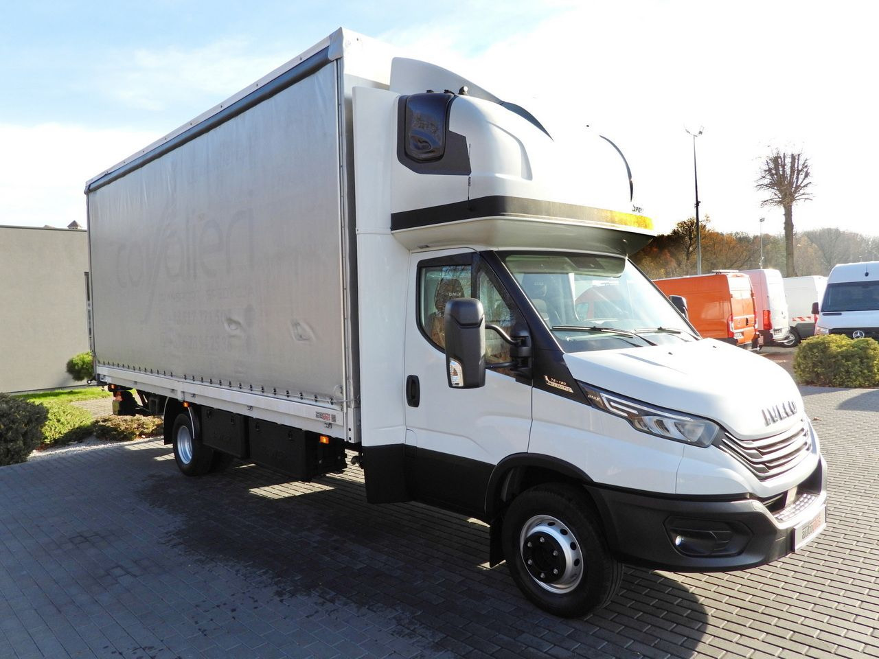 IVECO DAILY 70C18 TARPAULIN LIFT 16 PALLETS WEBASTO CRUISE CONTROL NAVIGATION LED LIGHTS PNEUMATICS AUTOMATIC TRANSMISSION HI-MATIC TWIN WHEELS AIR CONDITIONING 180HP - Тентованный грузовик: фото 4 IVECO DAILY 70C18 TARPAULIN LIFT 16 PALLETS WEBASTO CRUISE CONTROL NAVIGATION LED LIGHTS PNEUMATICS AUTOMATIC TRANSMISSION HI-MATIC TWIN WHEELS AIR CONDITIONING 180HP - Тентованный грузовик: фото 4