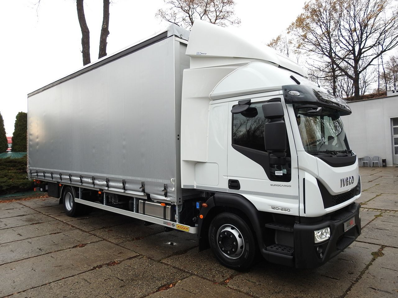 IVECO EUROCARGO 120-250 NEW TARPAULIN LIFT 18 PALLETS WEBASTO CRUISE CONTROL AIR CONDITIONING LED LIGHTS PNEUMATICS AUTOMATIC TRANSMISSION HI-MATIC 250HP - Тентованный фургон: фото 4 IVECO EUROCARGO 120-250 NEW TARPAULIN LIFT 18 PALLETS WEBASTO CRUISE CONTROL AIR CONDITIONING LED LIGHTS PNEUMATICS AUTOMATIC TRANSMISSION HI-MATIC 250HP - Тентованный фургон: фото 4