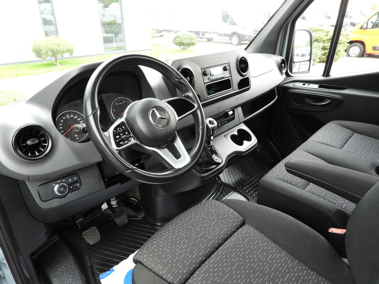 MERCEDES SPRINTER 315 STAKE BODY 8 PALLETS CRUISE CONTROL AIR CONDITIONING  150HP - Малотоннажный бортовой грузовик: фото 2 MERCEDES SPRINTER 315 STAKE BODY 8 PALLETS CRUISE CONTROL AIR CONDITIONING  150HP - Малотоннажный бортовой грузовик: фото 2