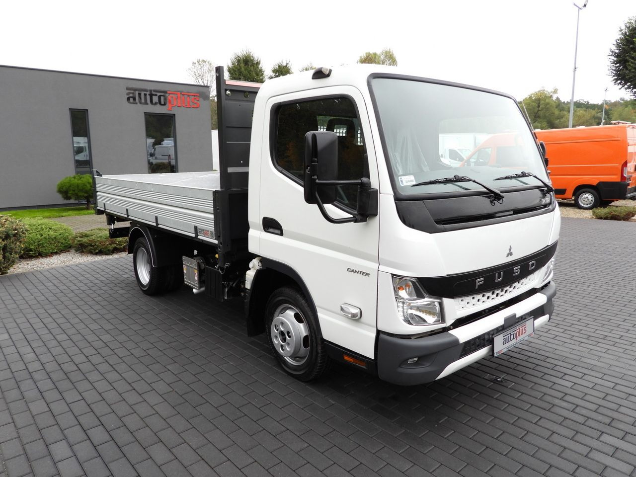MITSUBISHI CANTER FUSO 3C15 THREE-WAY TIPPER 3 SEATS LED LIGHTS TWIN WHEELS  150HP - Малотоннажный самосвал: фото 4 MITSUBISHI CANTER FUSO 3C15 THREE-WAY TIPPER 3 SEATS LED LIGHTS TWIN WHEELS  150HP - Малотоннажный самосвал: фото 4