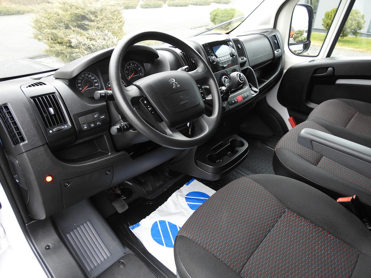 PEUGEOT BOXER BOX LIFT 8 PALLETS CRUISE CONTROL AIR CONDITIONING 140HP - Фургон с закрытым кузовом: фото 2 PEUGEOT BOXER BOX LIFT 8 PALLETS CRUISE CONTROL AIR CONDITIONING 140HP - Фургон с закрытым кузовом: фото 2