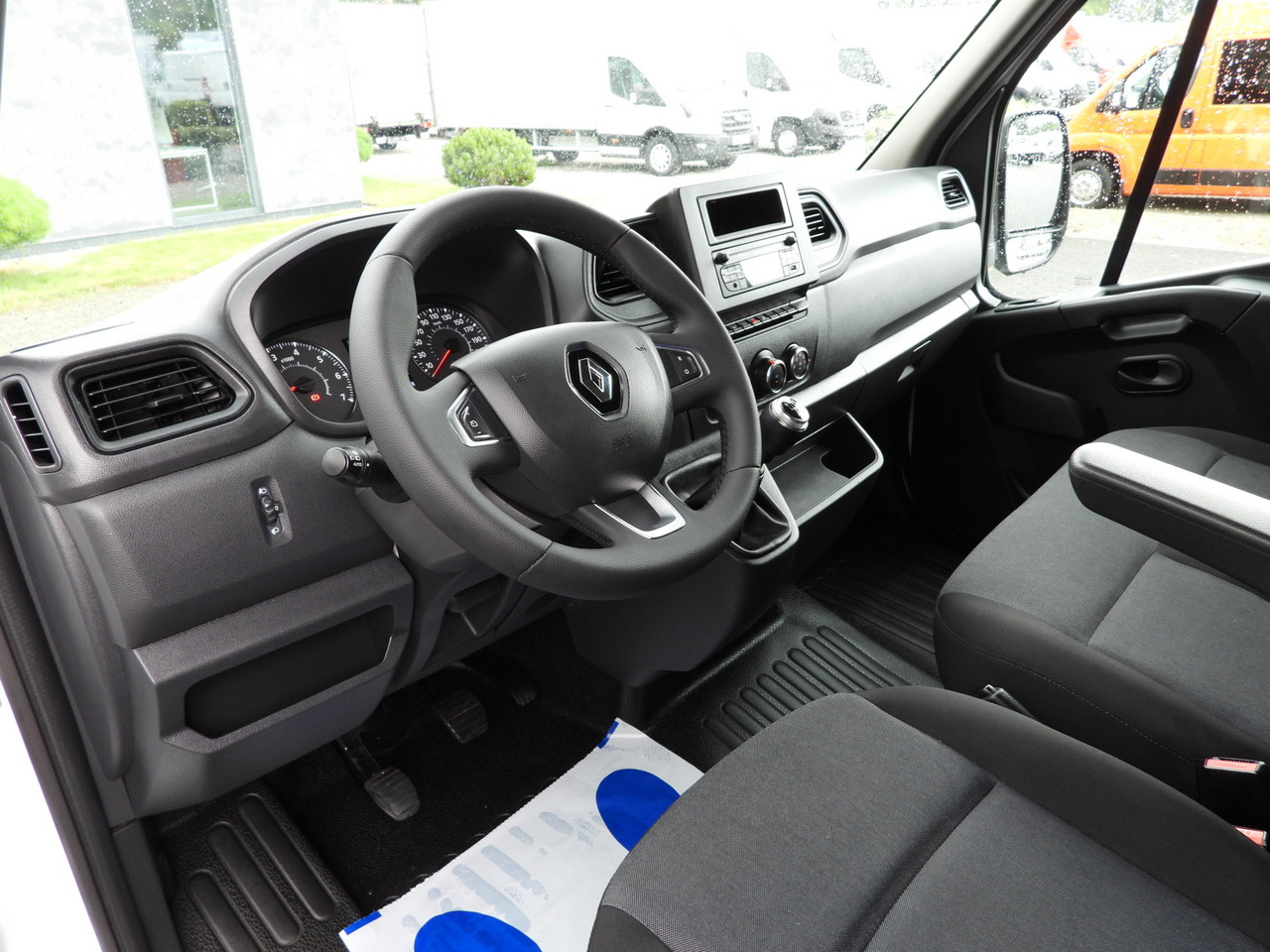 RENAULT MASTER BOX LIFT 8 PALLETS CRUISE CONTROL LED LIGHTS AIR CONDITIONING 145HP - Фургон с закрытым кузовом: фото 2 RENAULT MASTER BOX LIFT 8 PALLETS CRUISE CONTROL LED LIGHTS AIR CONDITIONING 145HP - Фургон с закрытым кузовом: фото 2