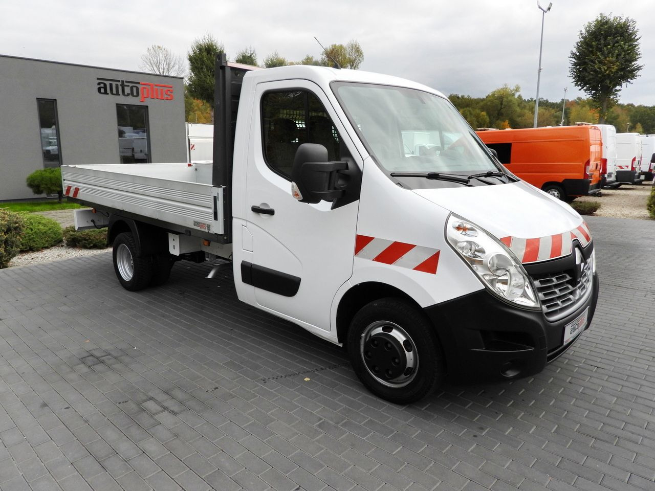 RENAULT MASTER STAKE BODY CRUISE CONTROL NAVIGATION TWIN WHEELS AIR CONDITIONING  130HP - Малотоннажный бортовой грузовик: фото 4 RENAULT MASTER STAKE BODY CRUISE CONTROL NAVIGATION TWIN WHEELS AIR CONDITIONING  130HP - Малотоннажный бортовой грузовик: фото 4
