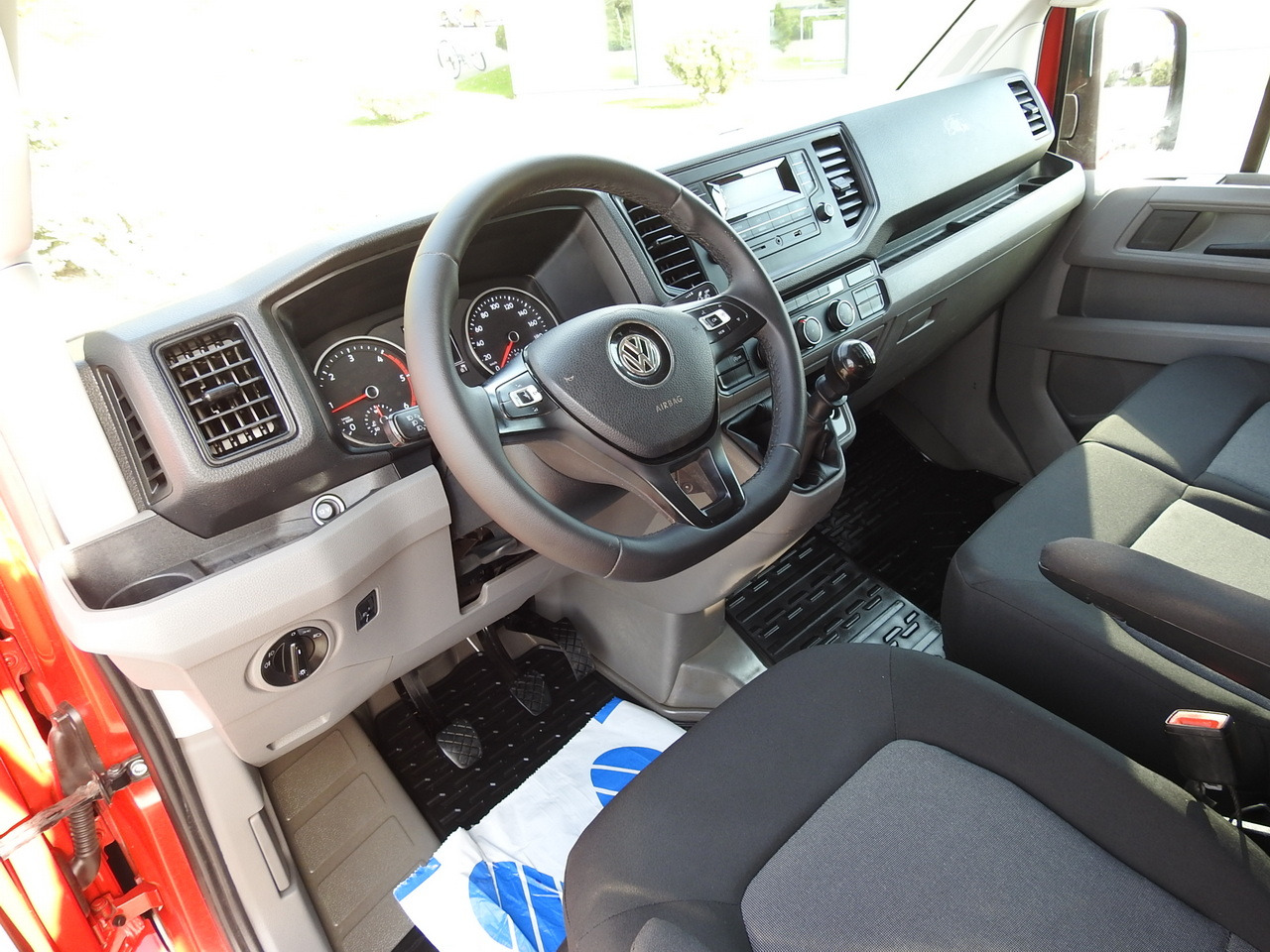 VOLKSWAGEN CRAFTER STAKE BODY DOUBLE CABIN DOKA 7 SEATS AIR CONDITIONING  140HP - Грузопассажирский фургон: фото 2 VOLKSWAGEN CRAFTER STAKE BODY DOUBLE CABIN DOKA 7 SEATS AIR CONDITIONING  140HP - Грузопассажирский фургон: фото 2