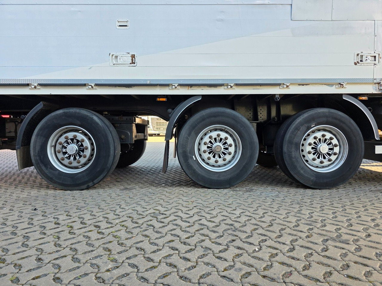 Полуприцеп для перевозки напитков System Trailer PRSSL-24-1-TRI / Ldbw / Lenkachse: фото 40 Полуприцеп для перевозки напитков System Trailer PRSSL-24-1-TRI / Ldbw / Lenkachse: фото 40