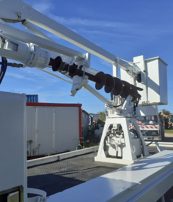 Camion tarieres Plantation Poteaux France Telecom - Грузовик бортовой/ Платформа, Автоманипулятор: фото 4 Camion tarieres Plantation Poteaux France Telecom - Грузовик бортовой/ Платформа, Автоманипулятор: фото 4