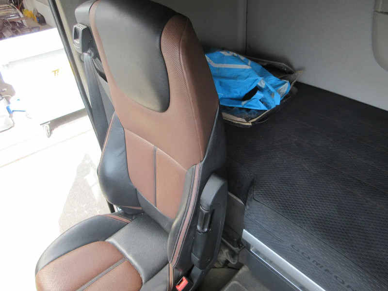DAF 2109118 // 2109134 LEER LUX STOEL LUCHTGEVEEER RECHTS EN LINKS EURO 6 - Сиденье для Грузовиков: фото 5 DAF 2109118 // 2109134 LEER LUX STOEL LUCHTGEVEEER RECHTS EN LINKS EURO 6 - Сиденье для Грузовиков: фото 5