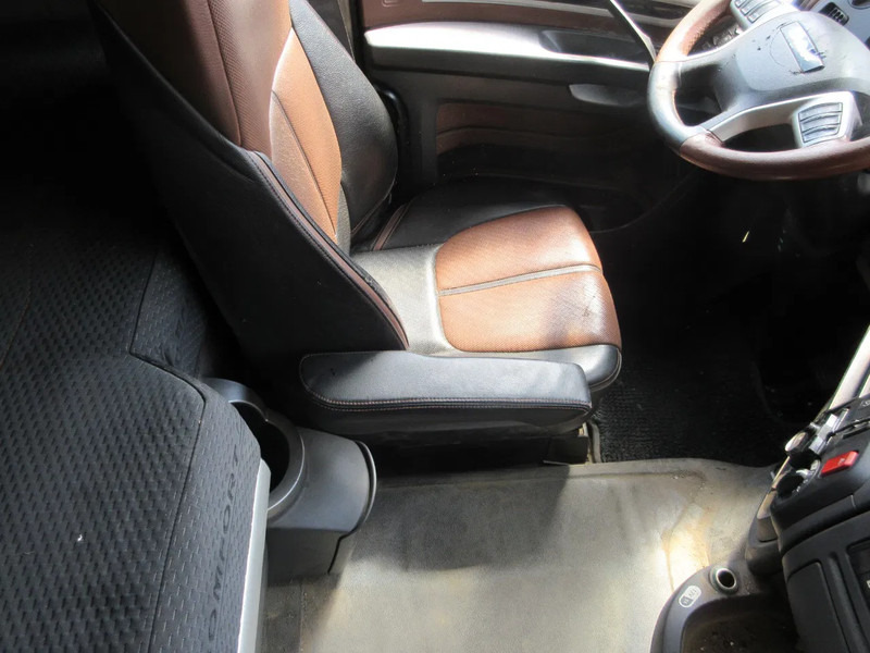 DAF 2109118 // 2109134 LEER LUX STOEL LUCHTGEVEEER RECHTS EN LINKS EURO 6 - Сиденье для Грузовиков: фото 3 DAF 2109118 // 2109134 LEER LUX STOEL LUCHTGEVEEER RECHTS EN LINKS EURO 6 - Сиденье для Грузовиков: фото 3
