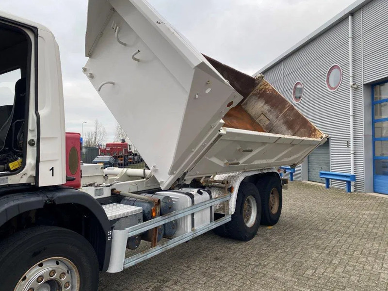 Scania 124-400 / 6X4 / RETARDER / BIG AXLE / FULL STEEL / 2SIDE TIPPER / OLD TACHO / AIRCO / MANUAL / EURO-2 / 2000 - Самосвал: фото 3 Scania 124-400 / 6X4 / RETARDER / BIG AXLE / FULL STEEL / 2SIDE TIPPER / OLD TACHO / AIRCO / MANUAL / EURO-2 / 2000 - Самосвал: фото 3