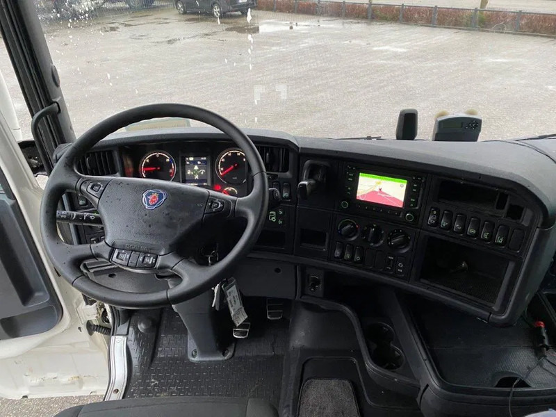 Фото интерьера 1: Тягач Scania R520 / AUTOMATIC / RETARDER / NAVI /LWDS / PARK-COOL / EURO-6 / 2017