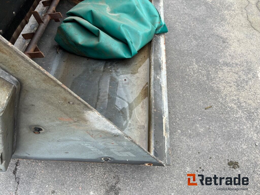 Fjærås 600/1350 liftophængt selvlæssende salt/grusudlægger. - Строительное оборудование: фото 4 Fjærås 600/1350 liftophængt selvlæssende salt/grusudlægger. - Строительное оборудование: фото 4