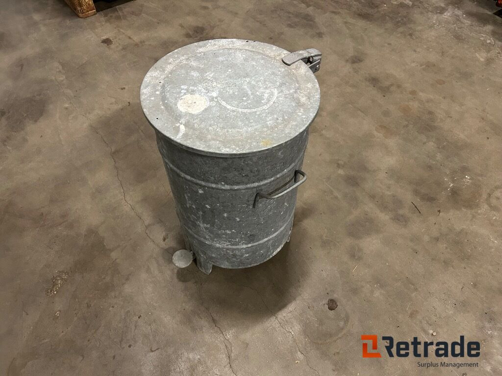 Soptunna Avfallstunna i plåt med lock - Инструмент/ Оборудование: фото 1 Soptunna Avfallstunna i plåt med lock - Инструмент/ Оборудование: фото 1