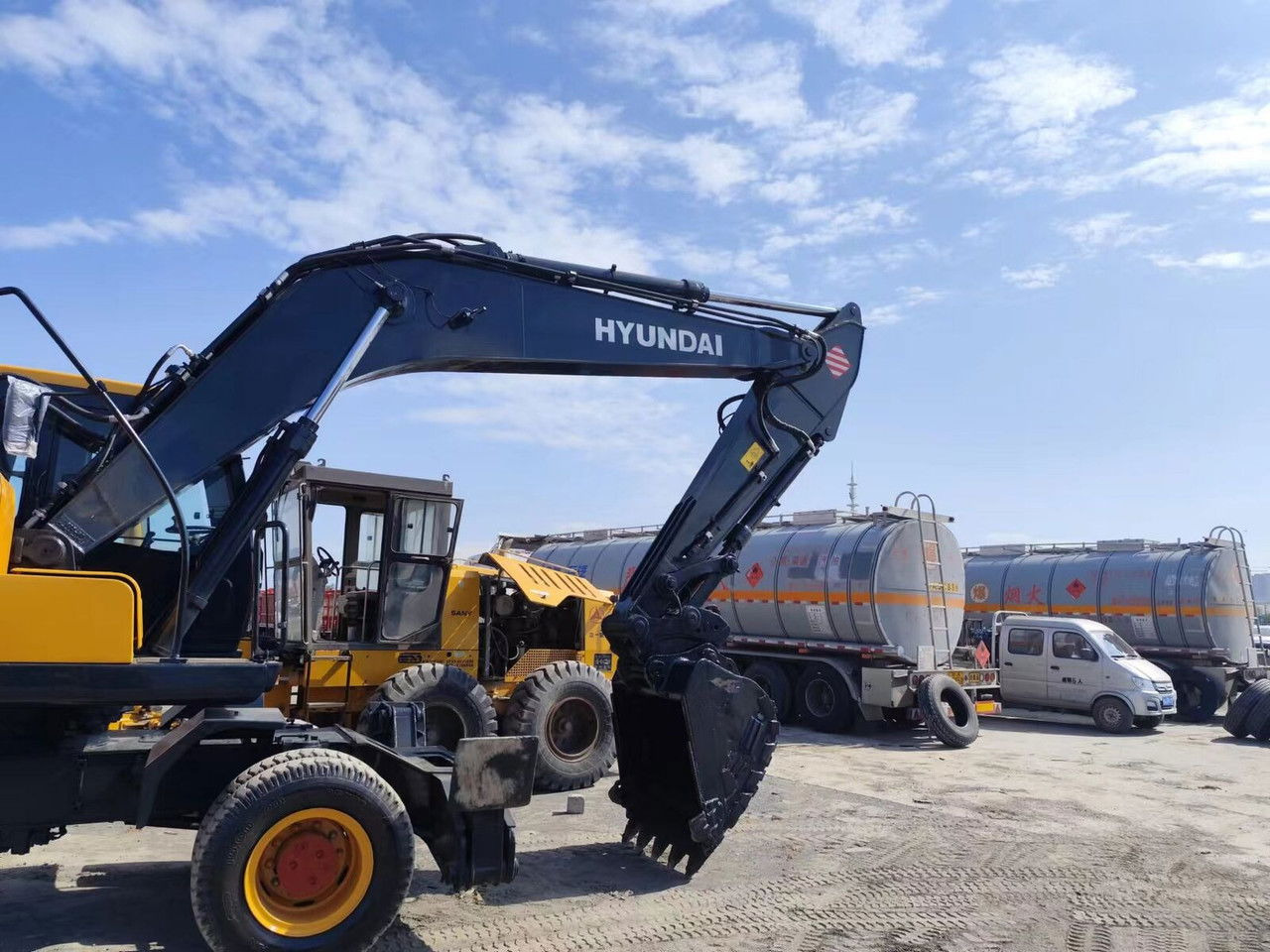 Hyundai R210-7 - Колёсный экскаватор: фото 2 Hyundai R210-7 - Колёсный экскаватор: фото 2