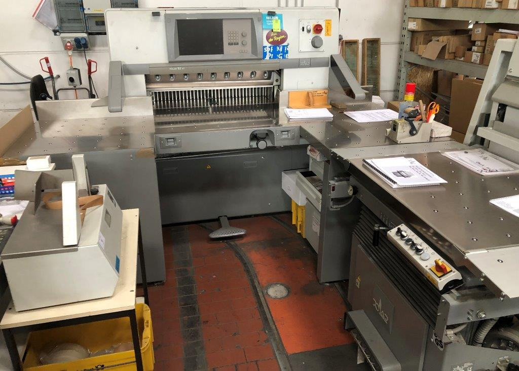 Polar 92 XT high-speed cutting line with RA-2 vibrator, optional LW 450 lift and counting scale - Бумагорезательная машина: фото 1 Polar 92 XT high-speed cutting line with RA-2 vibrator, optional LW 450 lift and counting scale - Бумагорезательная машина: фото 1