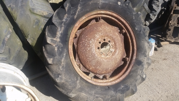 Massey Ferguson 135 Rear Wheel And Tyre 12.4/11-28. 1please Check By The Photos - Колесо для Тракторов: фото 1 Massey Ferguson 135 Rear Wheel And Tyre 12.4/11-28. 1please Check By The Photos - Колесо для Тракторов: фото 1